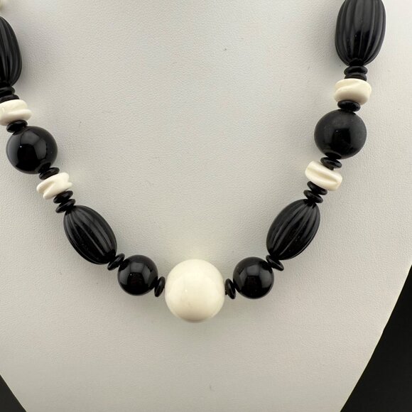 Vintage Black & White Beaded Necklace Chunky Statement Jewelry With Gold-Tone Cl - Picture 3 of 8
